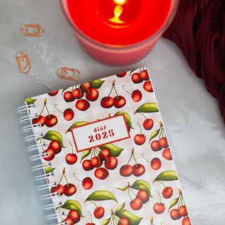 Krásnou první adventní neděli 🥰 Třešničkových diářů zbývá už jen pár kusů 🍒. www.nikolaerber.cz #diar #tresne #diar2025...